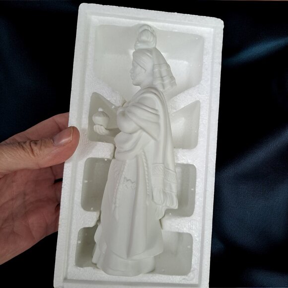 Avon Nativity Collectibles The Magi Kaspar 1982 Porcelain Figurine - Picture 14 of 15